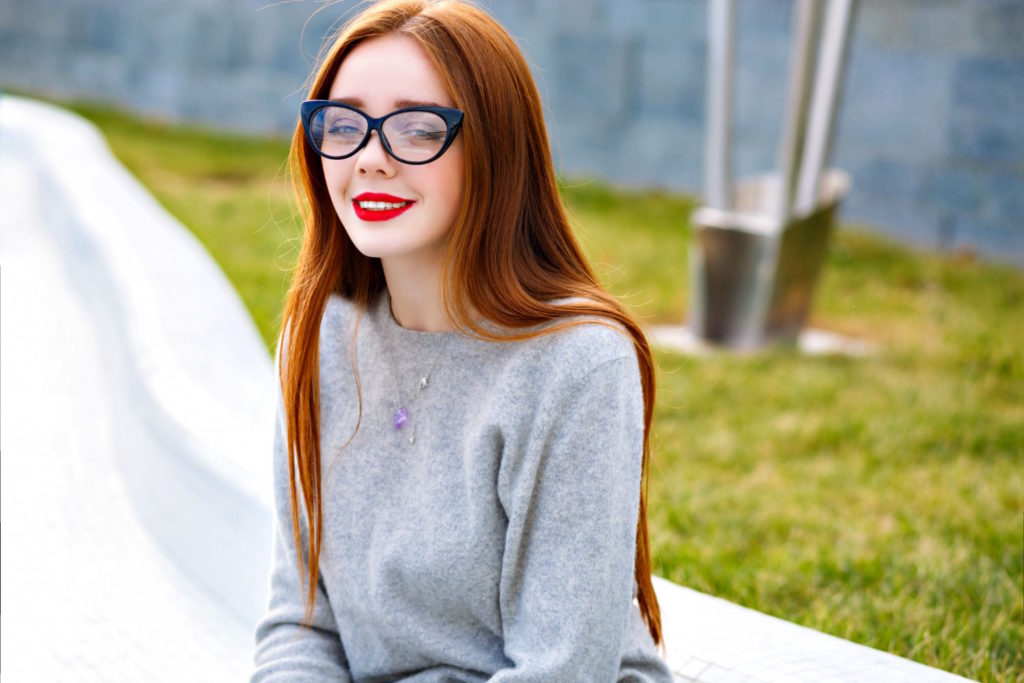 Kobiety, które noszą okulary korekcyjne, nie muszą rezygnować z modowych trendów. Wręcz przeciwnie, mogą wykorzystać okulary jako stylowy dodatek do swojej codziennej stylizacji